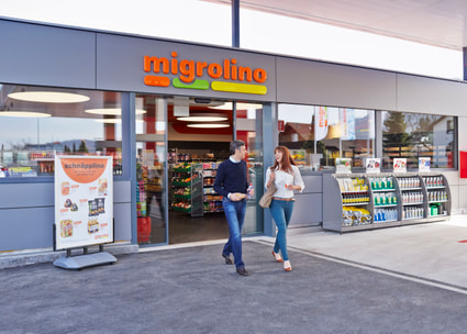 Migrolino Shop mit Kunden am Ausgang